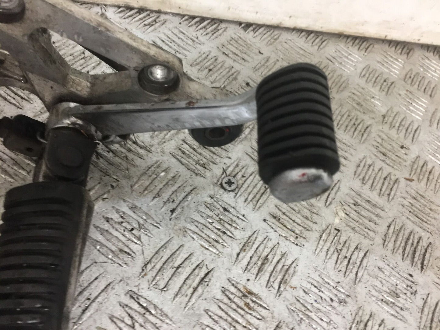 YAMAHA FZS600 FAZER 600 FRONT RIGHT HANGER COMPLETE   YEAR 2002-03  (STOCK 790)