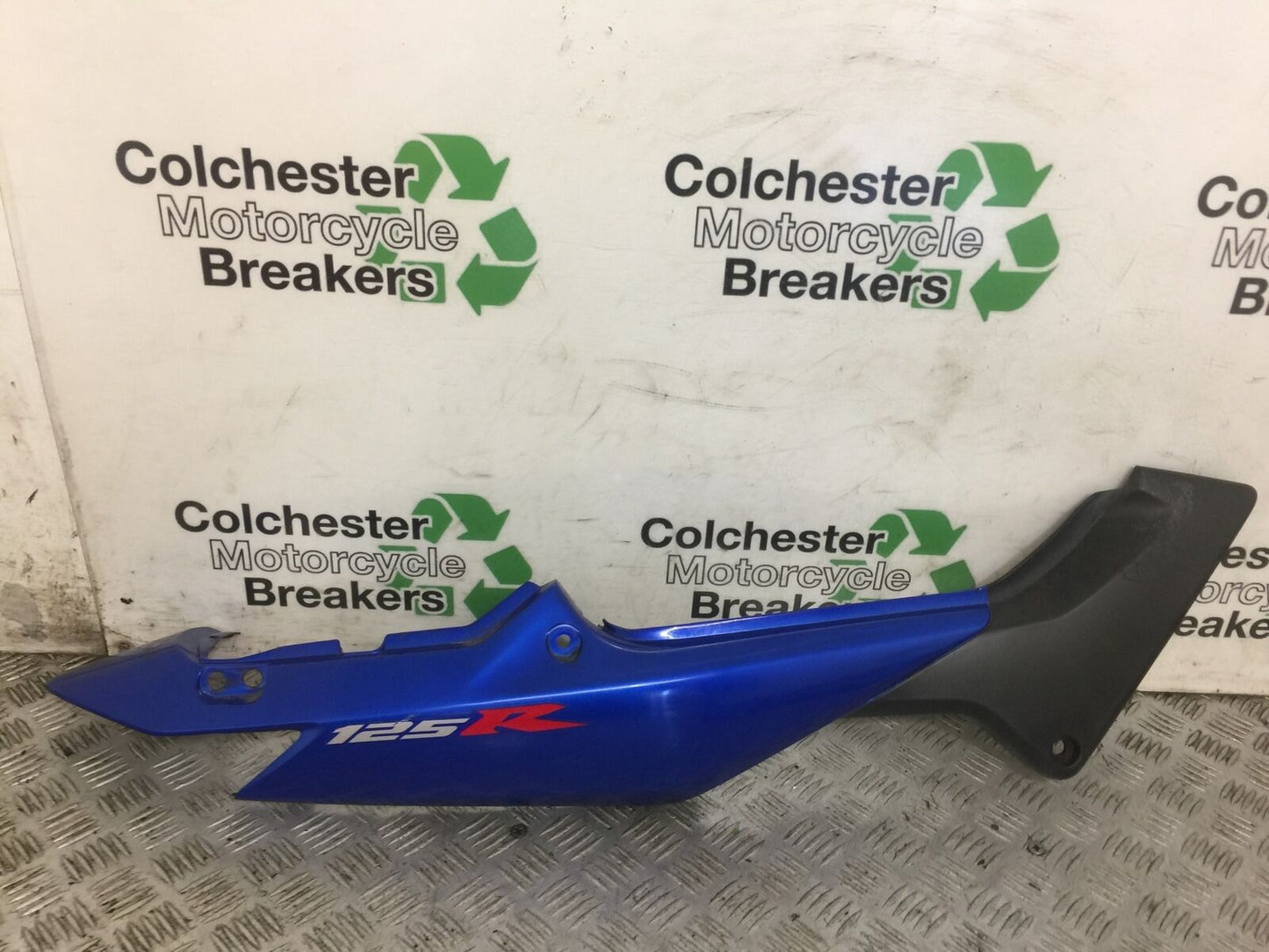 HONDA CBR125 CBR 125 RIGHT SEAT PANEL  YEAR 2004-06  (STOCK 688)