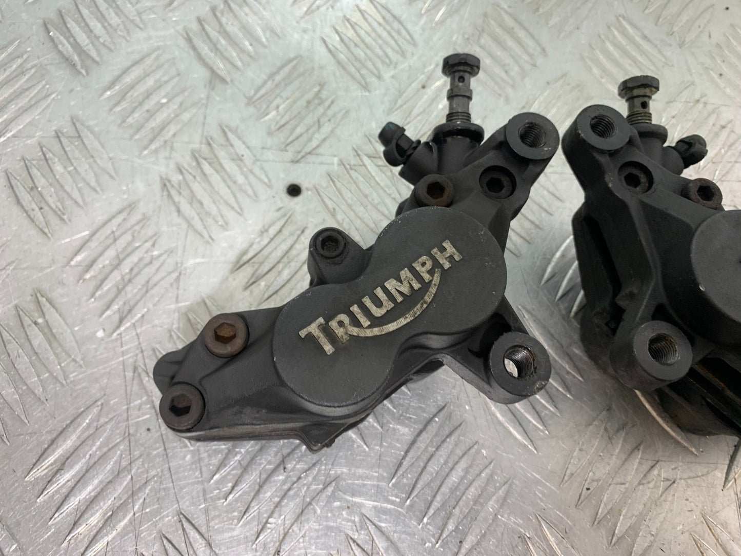 TRIUMPH 955i DAYTONA FRONT BRAKE CALIPERS YEAR 2002-2006 (CMB1229)