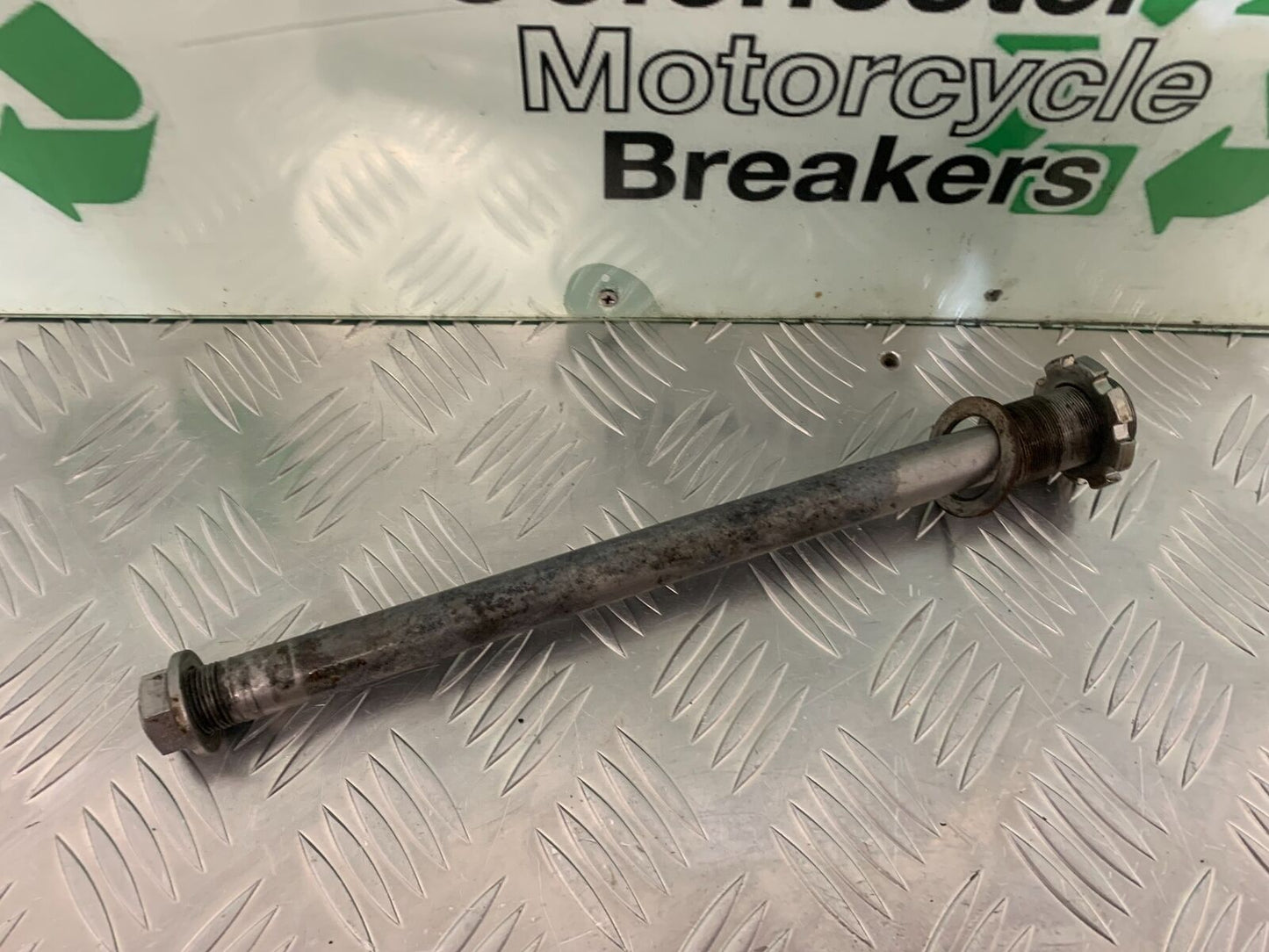 KAWASAKI ZX9R ZX9 C SWINGARM  SPINDLE  YEAR 1998-99 (STOCK 957)