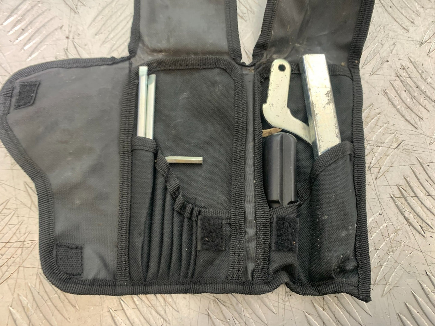 TRIUMPH 1050 SPRINT GT TOOL KIT  YEAR 2010-2016 (CMB1250)