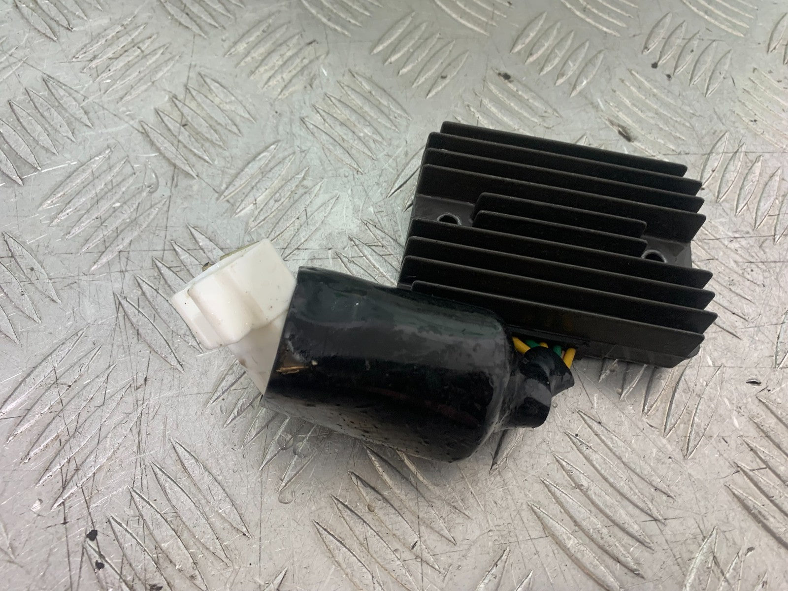 HONDA CBR1100 BLACKBIRD REGULATOR   YEAR 1999-2005 (CMB1232)