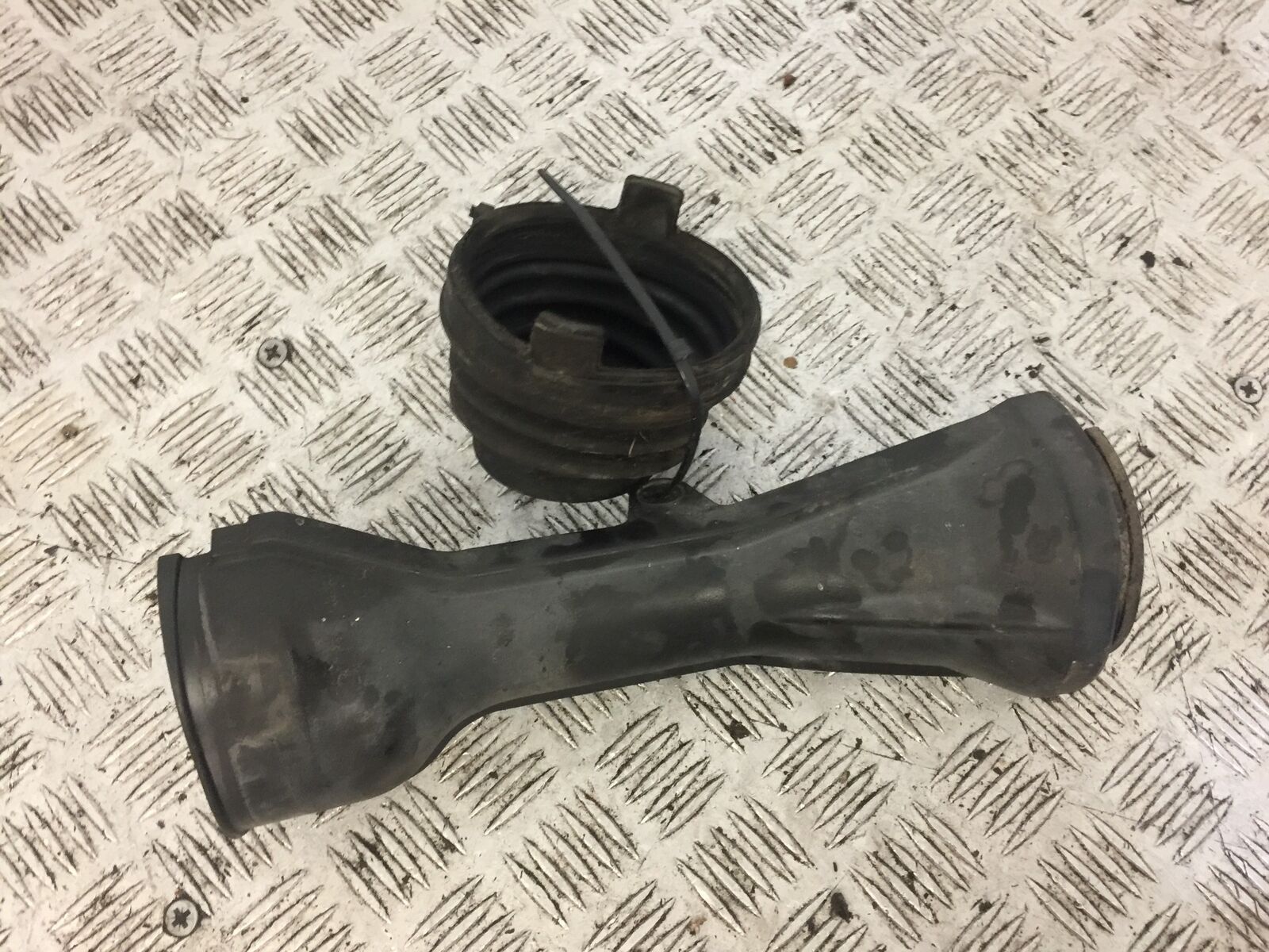 KAWASAKI GTR1400 GTR 1400 SWINGARM COVERS YEAR 2010 (STOCK 716)