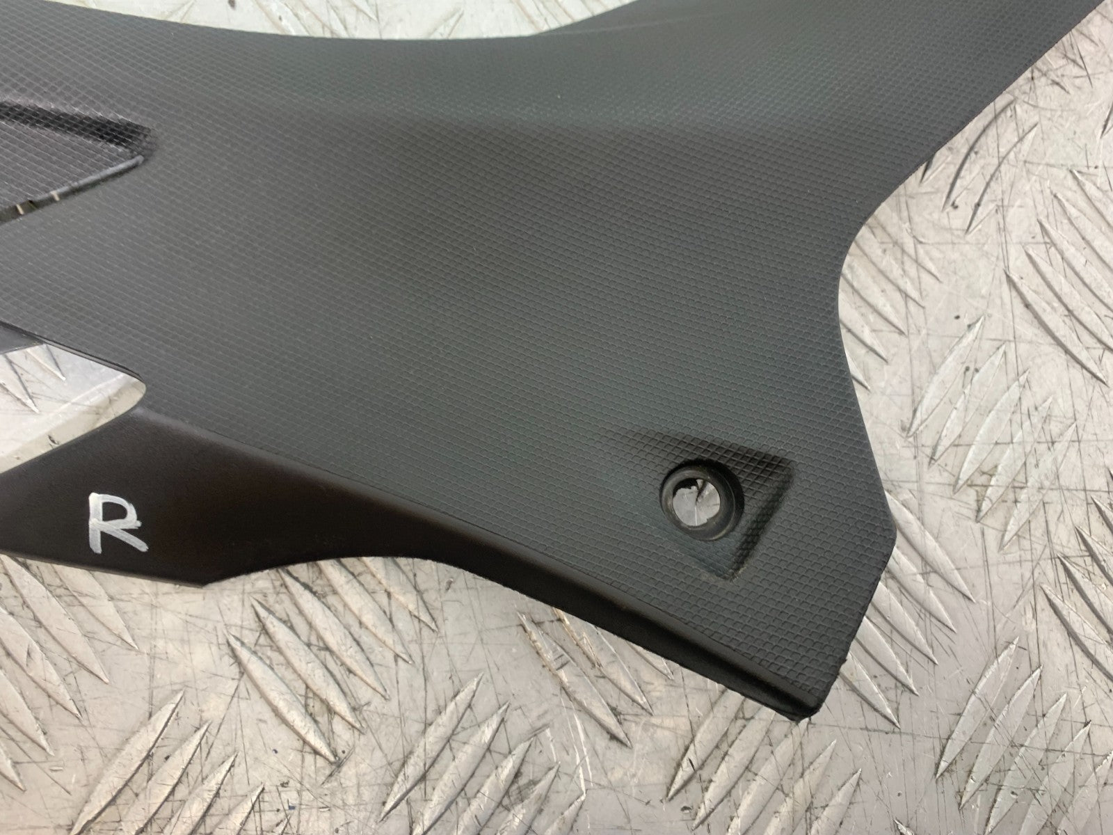 APRILIA TUONO 1000 V4R RIGHT SEAT PANEL  YEAR 2011-13  (CMB1331)