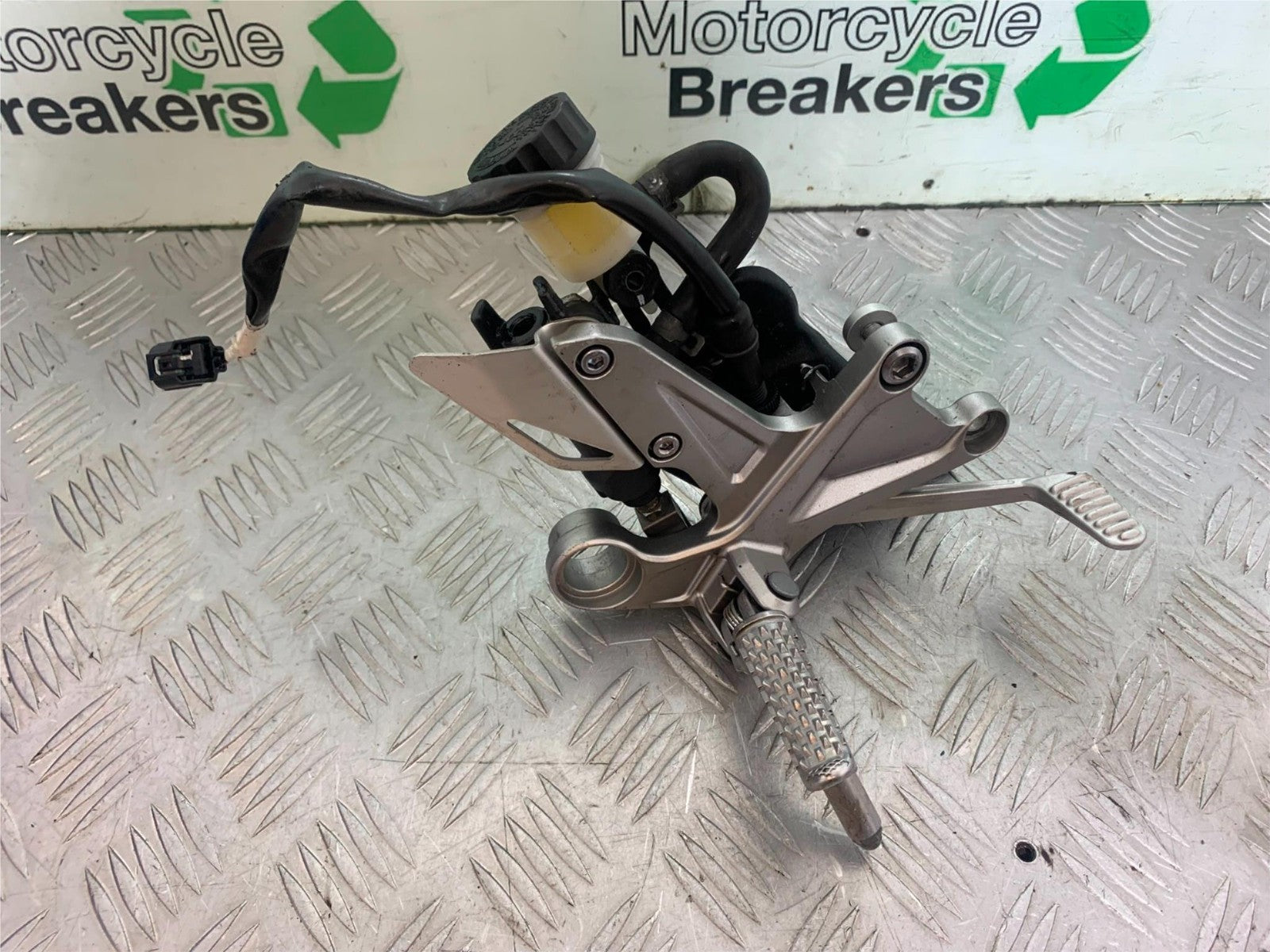 HONDA CBR1000 rr FIREBLADE FRONT RIGHT HANGER YEAR 2012-2016 (CMB1198)