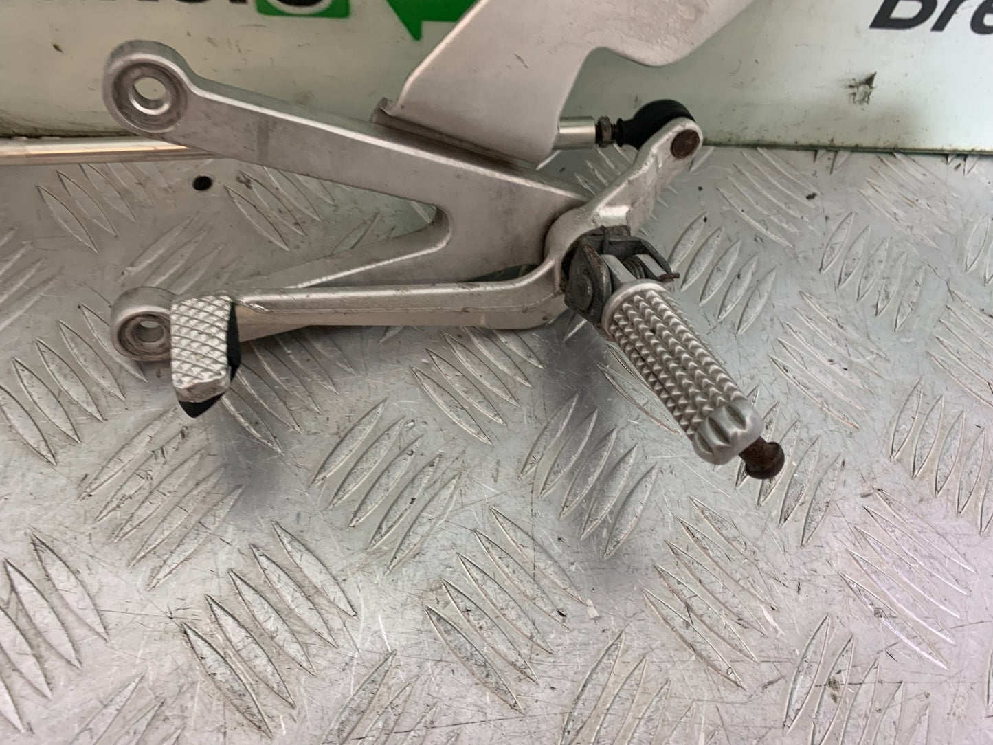 YAMAHA YZF R1 4XV FRONT LEFT HANGER YEAR 1998-99 (CMB1291)