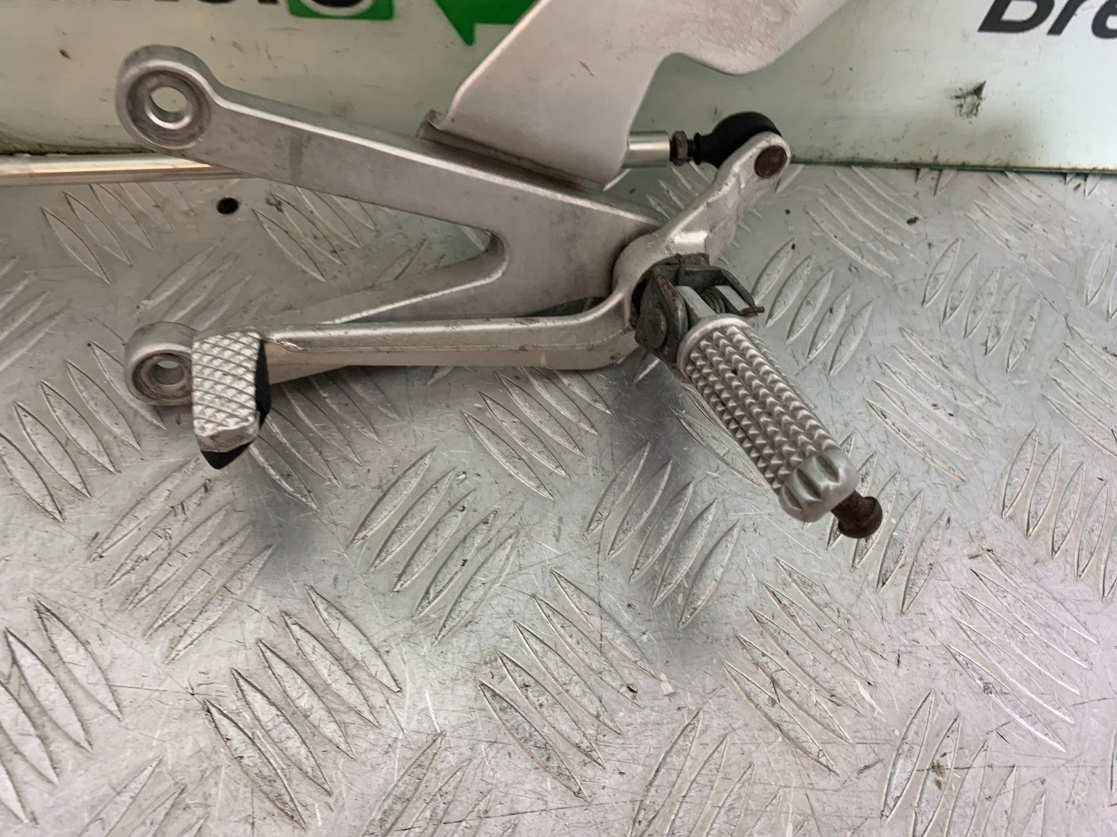 YAMAHA YZF R1 4XV FRONT LEFT HANGER YEAR 1998-99 (CMB1291)