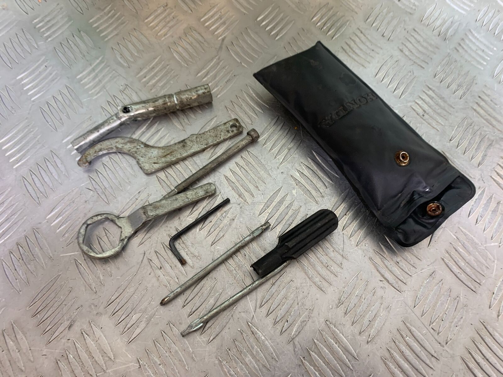 HONDA CBR 929 RRY FIREBLADE TOOL KIT YEAR 2000-01 (CMB1094)