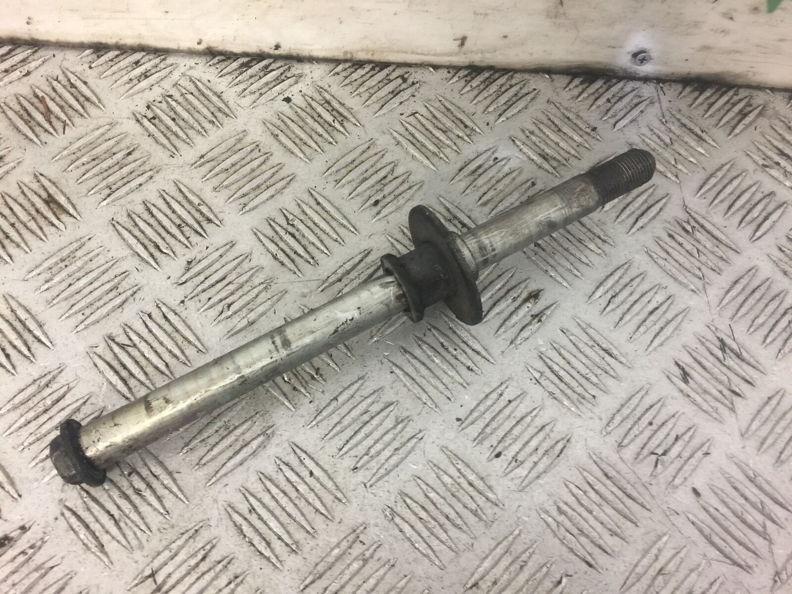 SUZUKI GSF600 GSF 600 BANDIT FRONT WHEEL SPINDLE YEAR 2002 (STOCK 525)