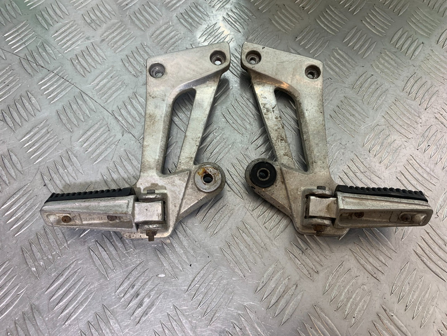 YAMAHA XJR1300 XJR 1300 REAR HANGERS AND PEGS  YEAR  1999-2003 (CMB1119)