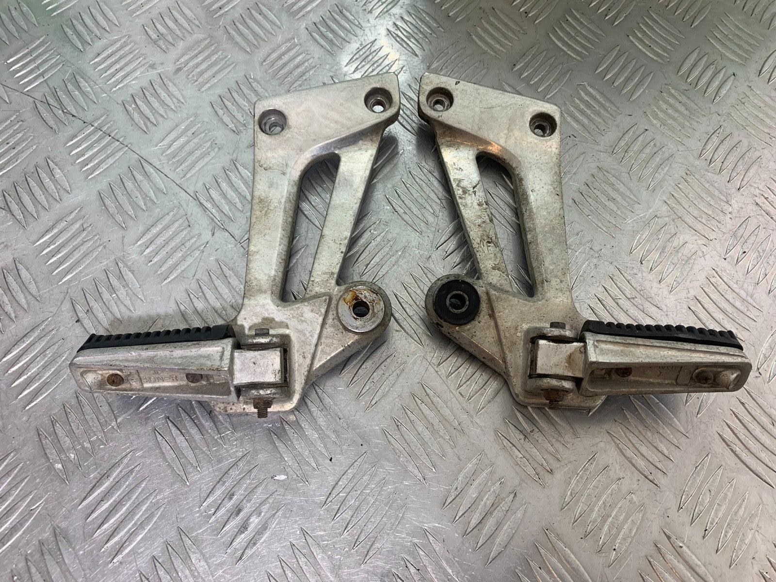 YAMAHA XJR1300 XJR 1300 REAR HANGERS AND PEGS  YEAR  1999-2003 (CMB1119)