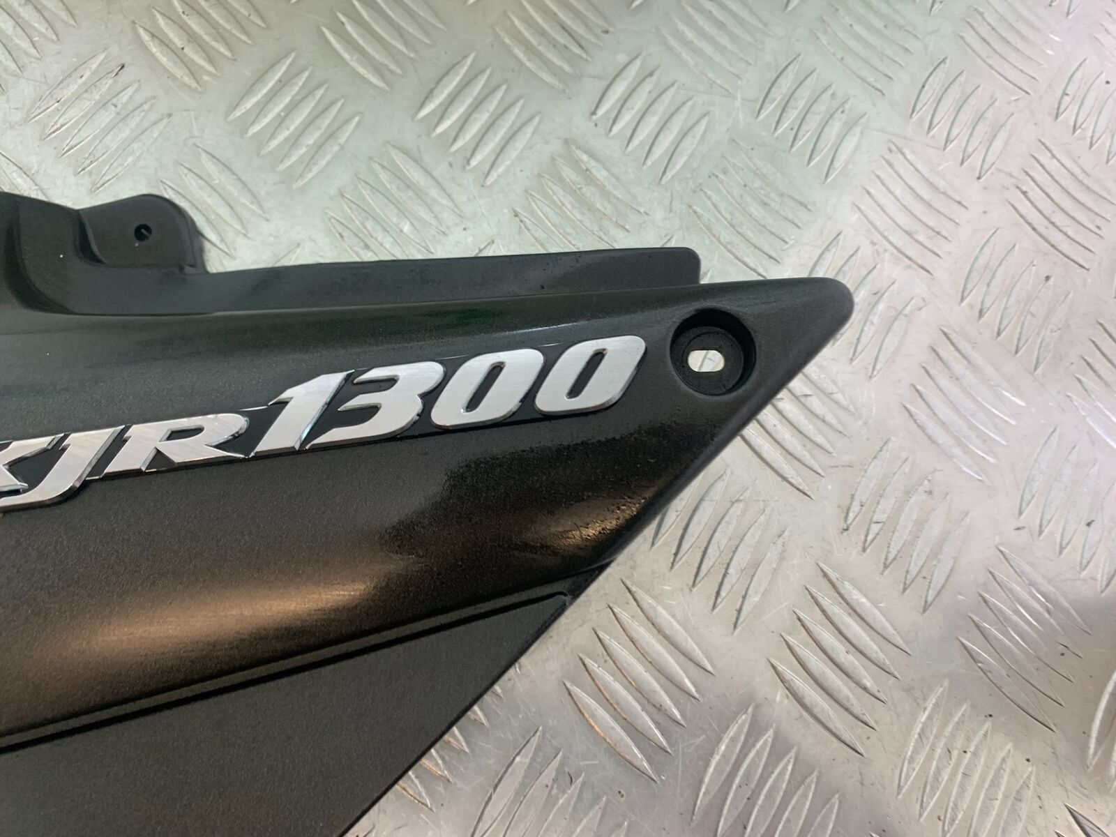 YAMAHA XJR1300 XJR 1300 LEFT SEAT PANEL  YEAR 1999-2003 (CMB1055)