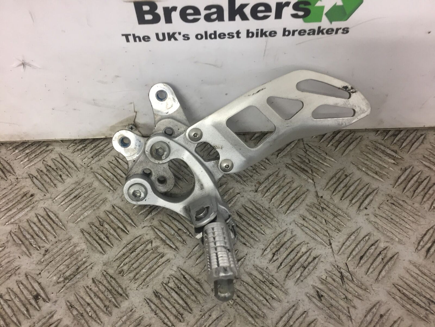 SUZUKI GSXR750 GSXR 750 FRONT LEFT HANGER AND PEG  YEAR 2011- 2017
