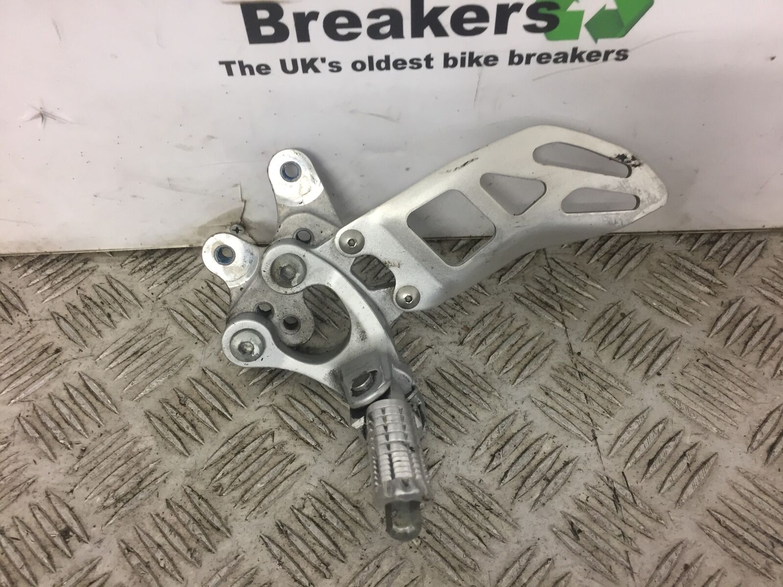 SUZUKI GSXR750 GSXR 750 FRONT LEFT HANGER AND PEG  YEAR 2011- 2017