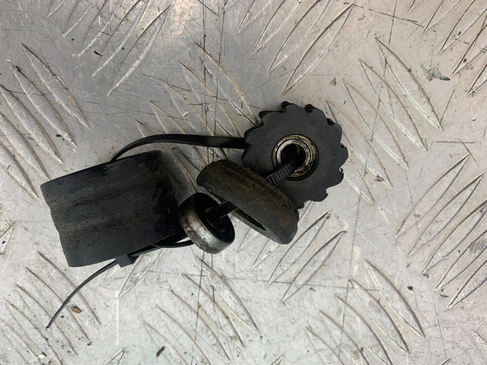 KAWASAKI KXF450 KXF 450 CHAIN ROLLER  YEAR 2013 CMB1217)