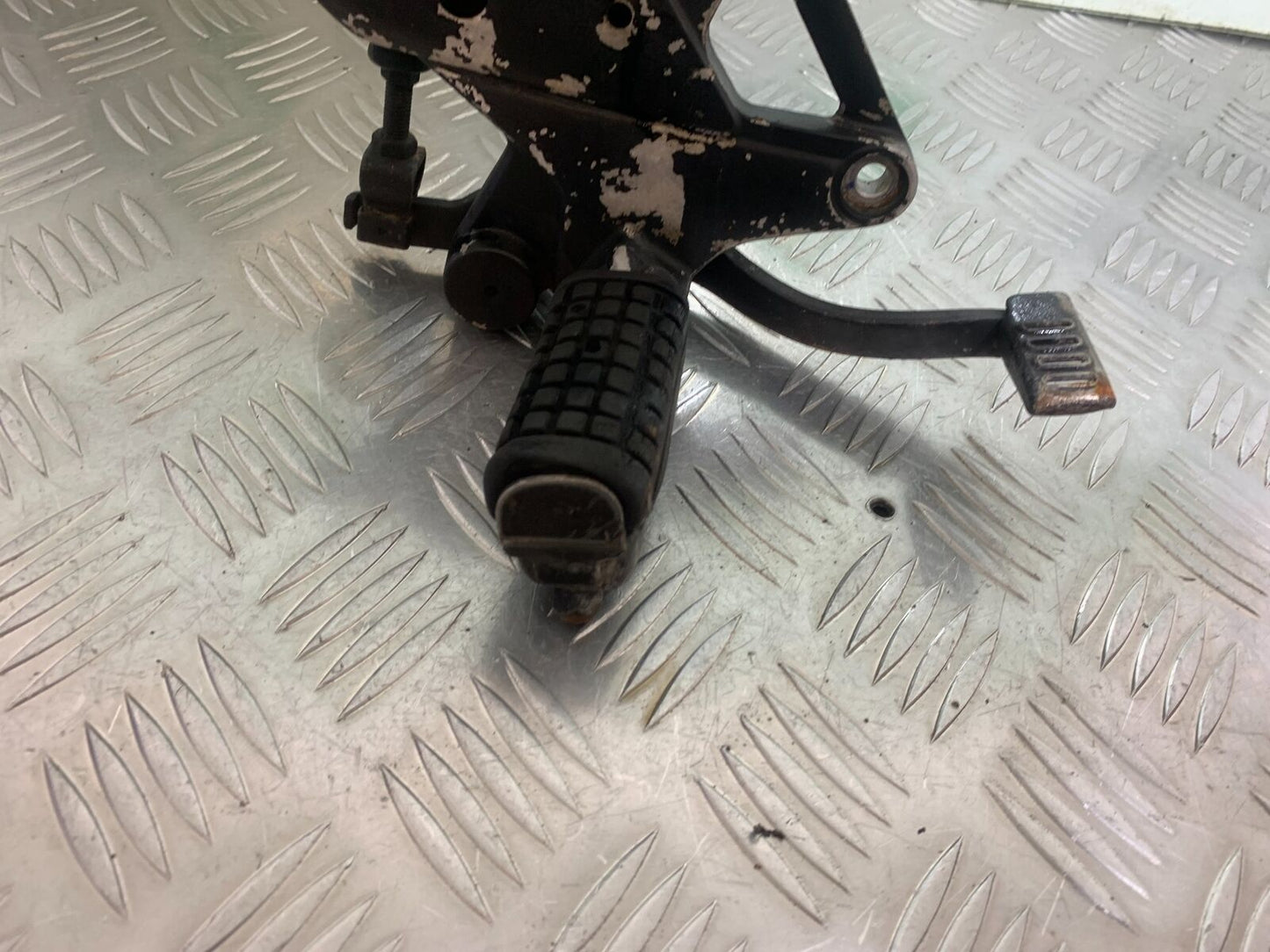 HONDA CBR125 CBR 125 FRONT RIGHT HANGER AND PEG YEAR 2007-10 (CMB1004)