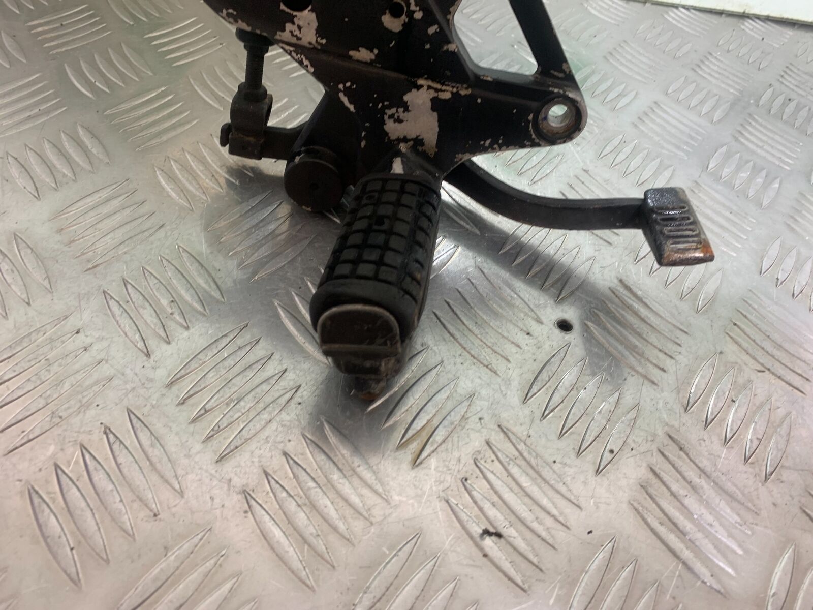 HONDA CBR125 CBR 125 FRONT RIGHT HANGER AND PEG YEAR 2007-10 (CMB1004)