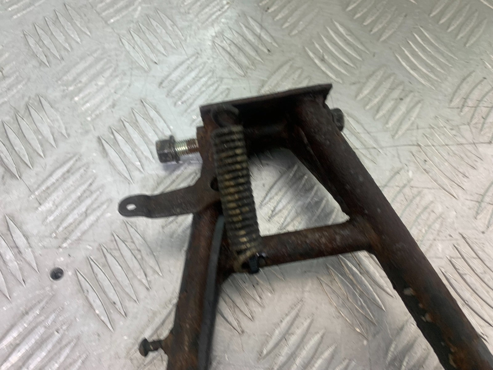 SUZUKI GP100 GP 100 CENTER STAND  YEAR 1978-1988 (CMB1259)