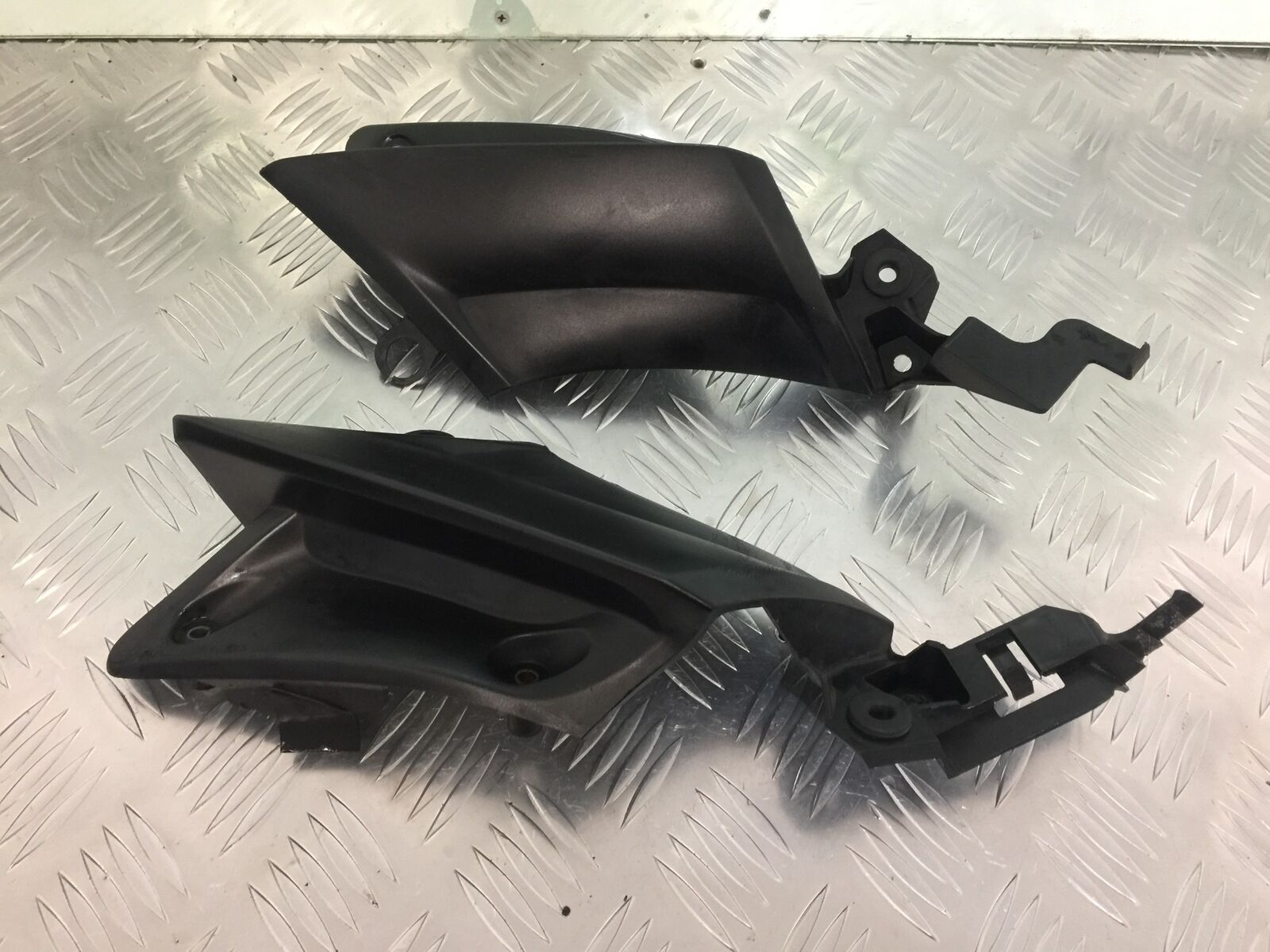 YAMAHA R6 LEFT AND RIGHT SIDE INFILLS   YEAR 2004-2005 (STOCK 931)