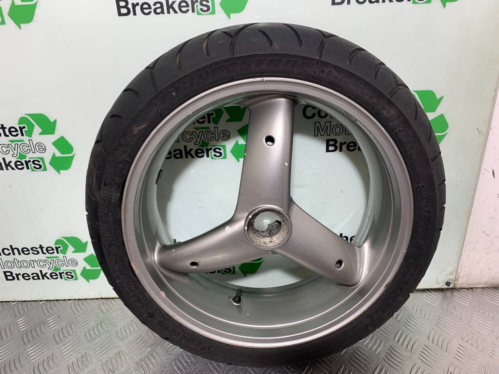 TRIUMPH 955i SPRINT ST REAR WHEEL  YEAR 1999-04 (CMB1230)
