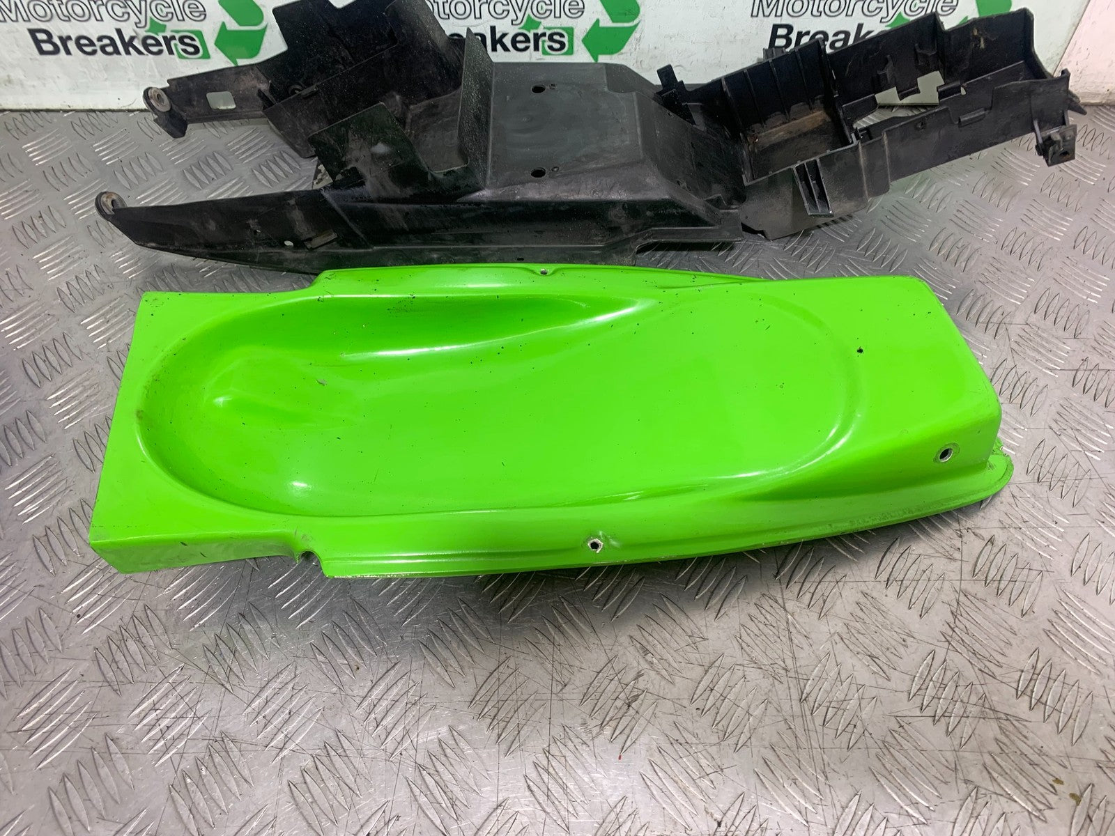 KAWASAKI ZX9R ZX9 C UNDERTRAY  YEAR 1998-99 (CMB1213)