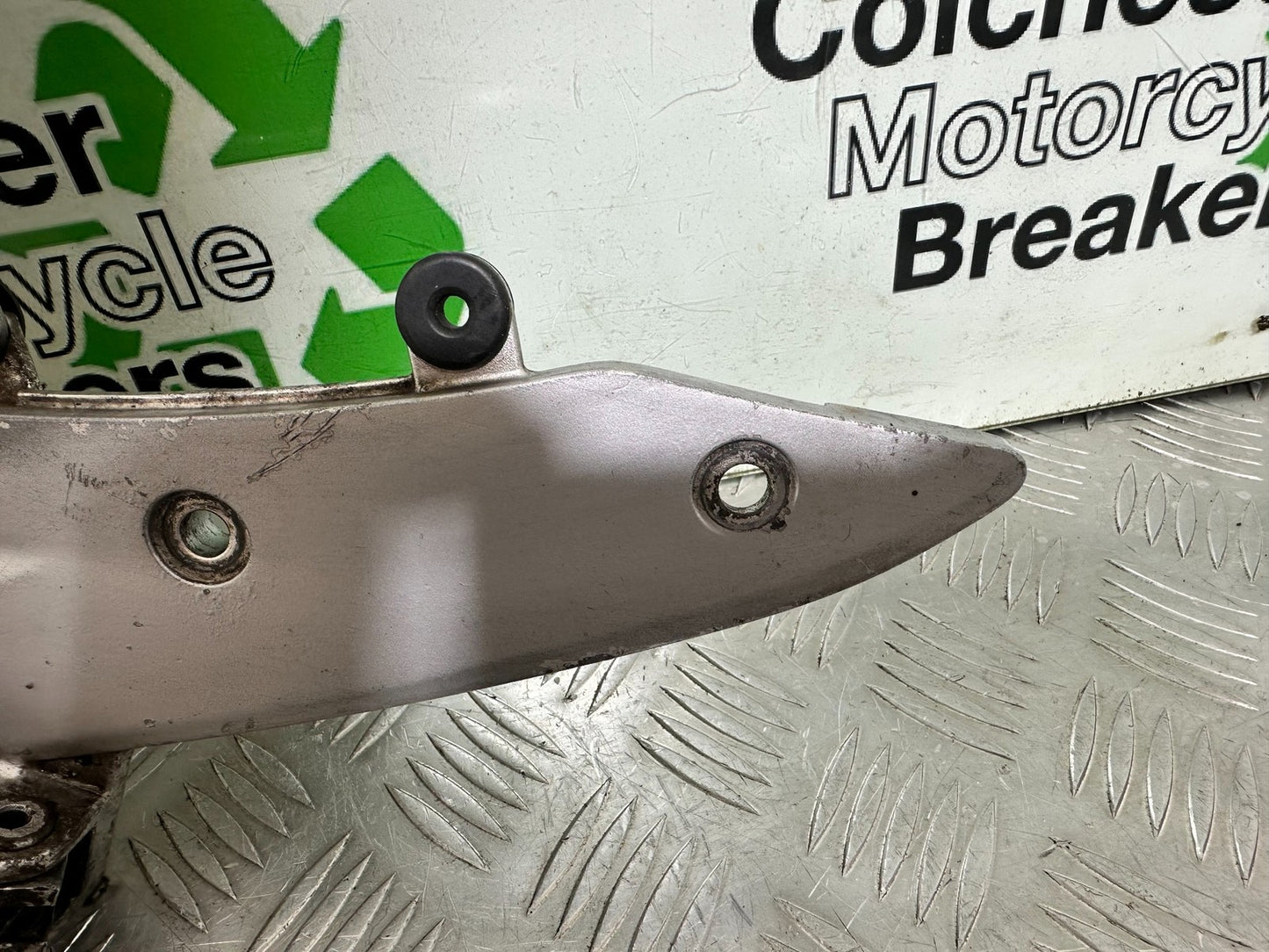 KAWASAKI ER6 F ER6F RIGHT HANGER AND PEGS YEAR 2005-2008 (CMB1178)