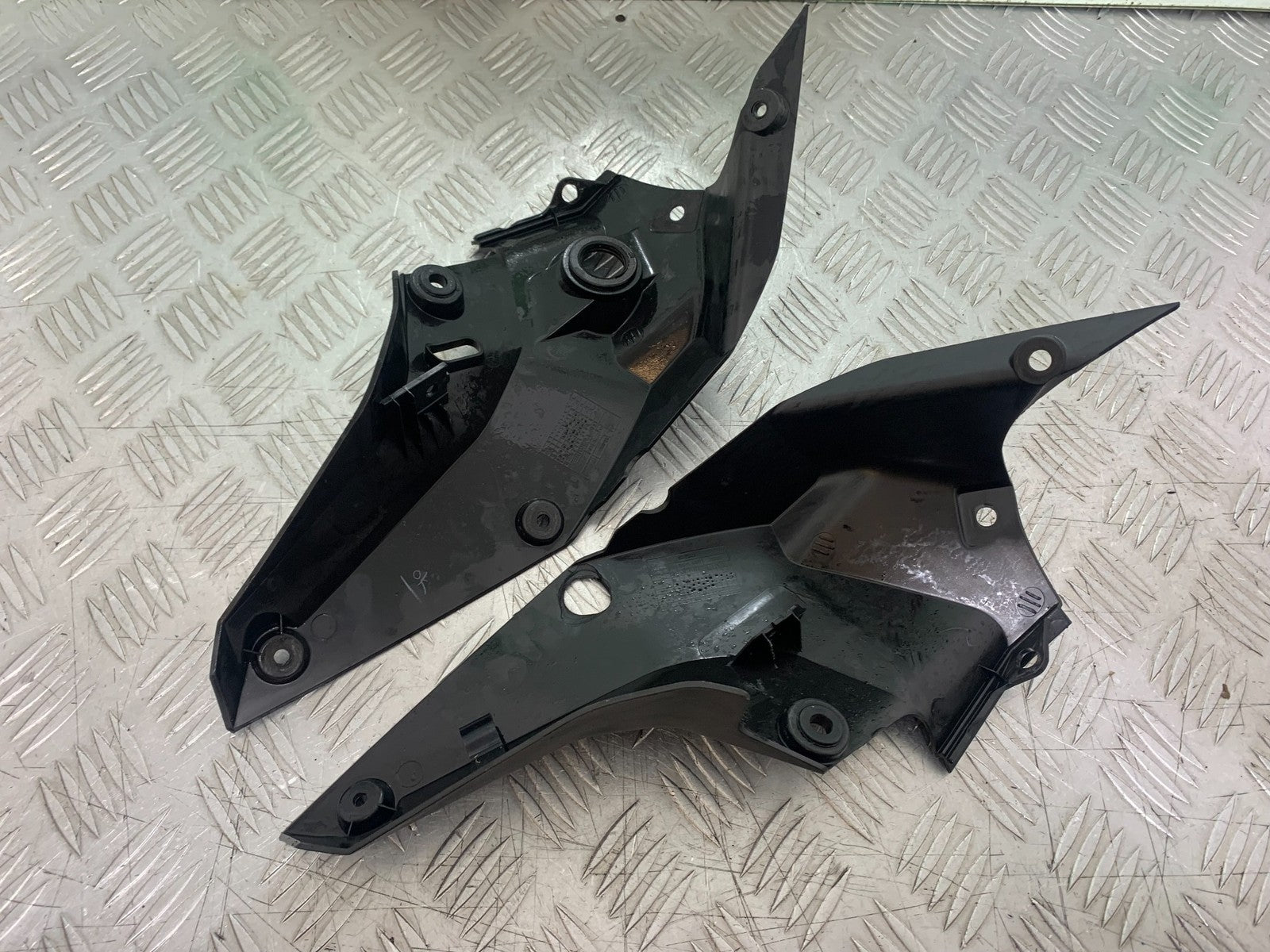 KTM DUKE 125 LEFT AND RIGHT INFILLS  YEAR 2017-2022 (CMB1222)