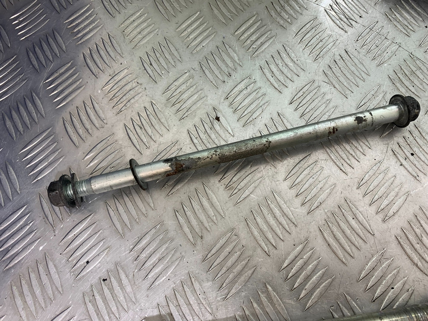 HARLEY DAVIDSON FXS BLACKLINE 1585 SWINGARM SPINDLE YEAR 2012 (CMB1147)
