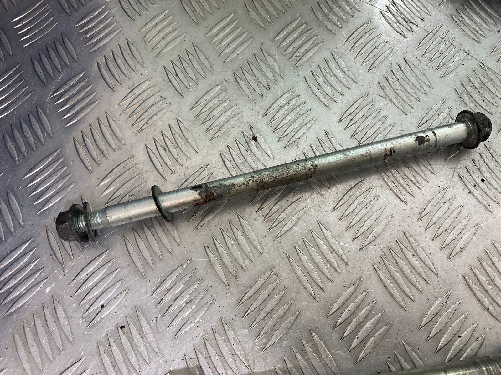 HARLEY DAVIDSON FXS BLACKLINE 1585 SWINGARM SPINDLE YEAR 2012 (CMB1147)