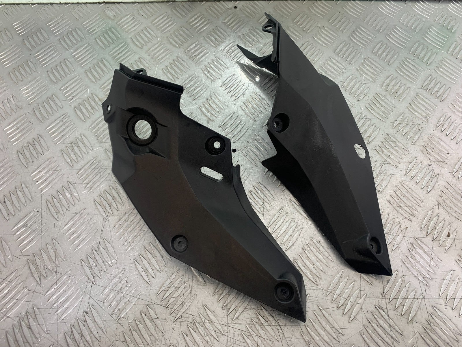 KTM DUKE 125 LEFT AND RIGHT INFILLS  YEAR 2017-2022 (CMB1222)