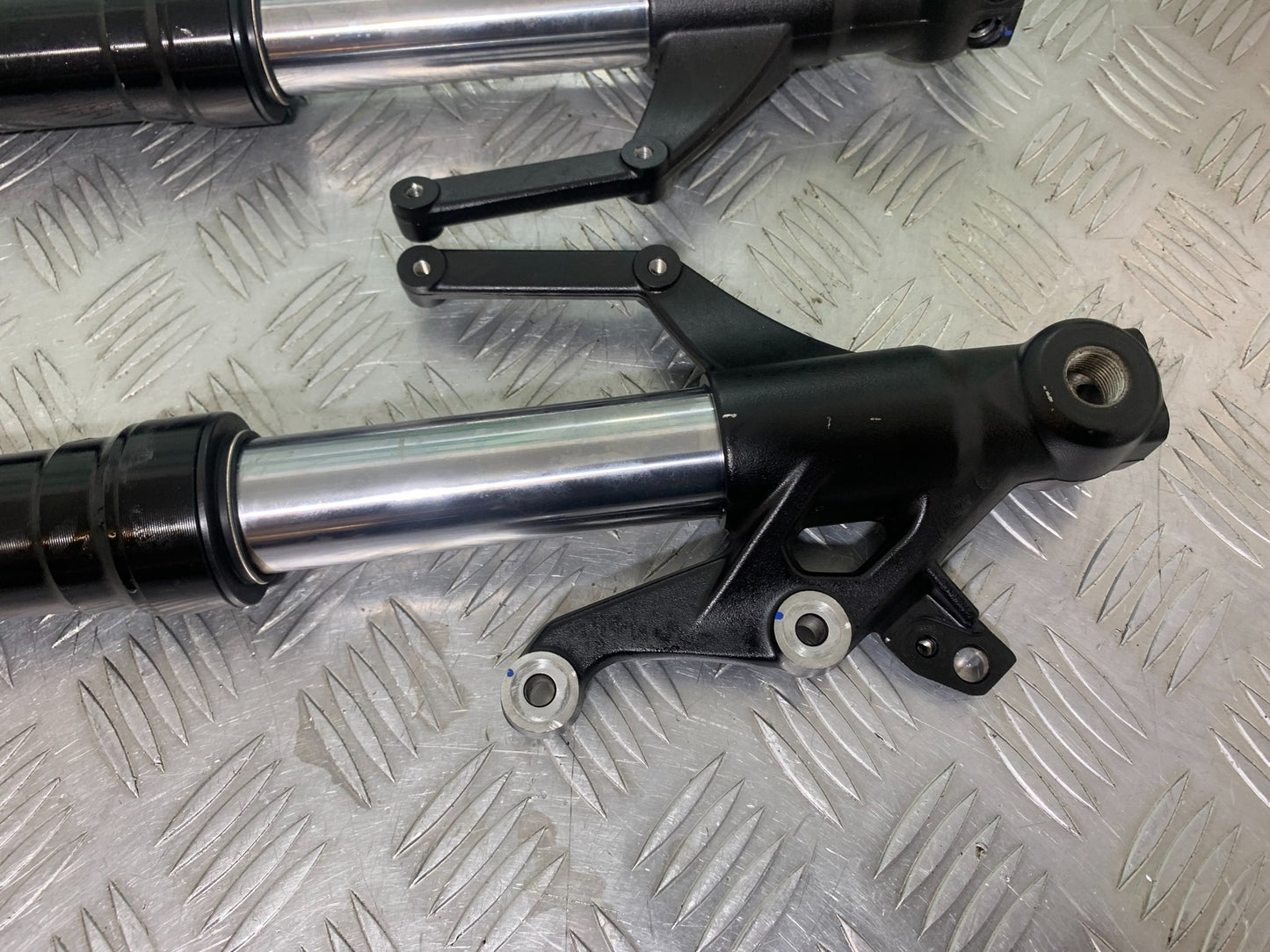 TRIUMPH TRIDENT 660 FORKS  YEAR 2021-2024 (CMB1148)