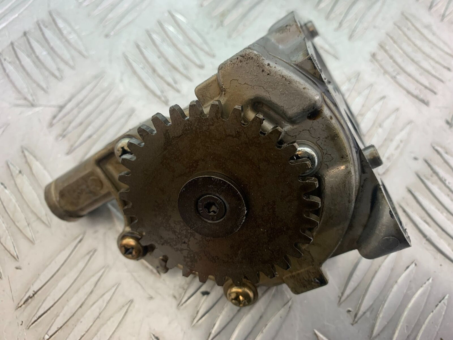 TRIUMPH 955i SPRINT ST OIL PUMP  YEAR 1999-2004 (STOCK 735)