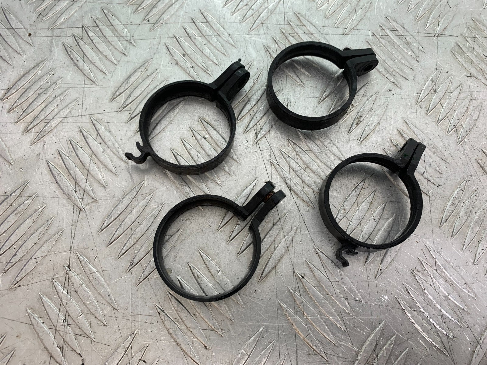 TRIUMPH 955i DAYTONA MUDGUARD CLAMPS   YEAR 2002-2006 (CMB1229)