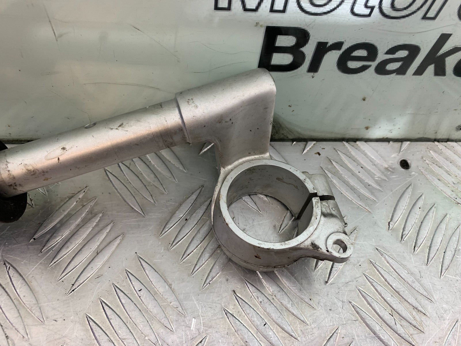 TRIUMPH 955i DAYTONA LEFT HANDLEBAR YEAR 2002-2006 (CMB1229)