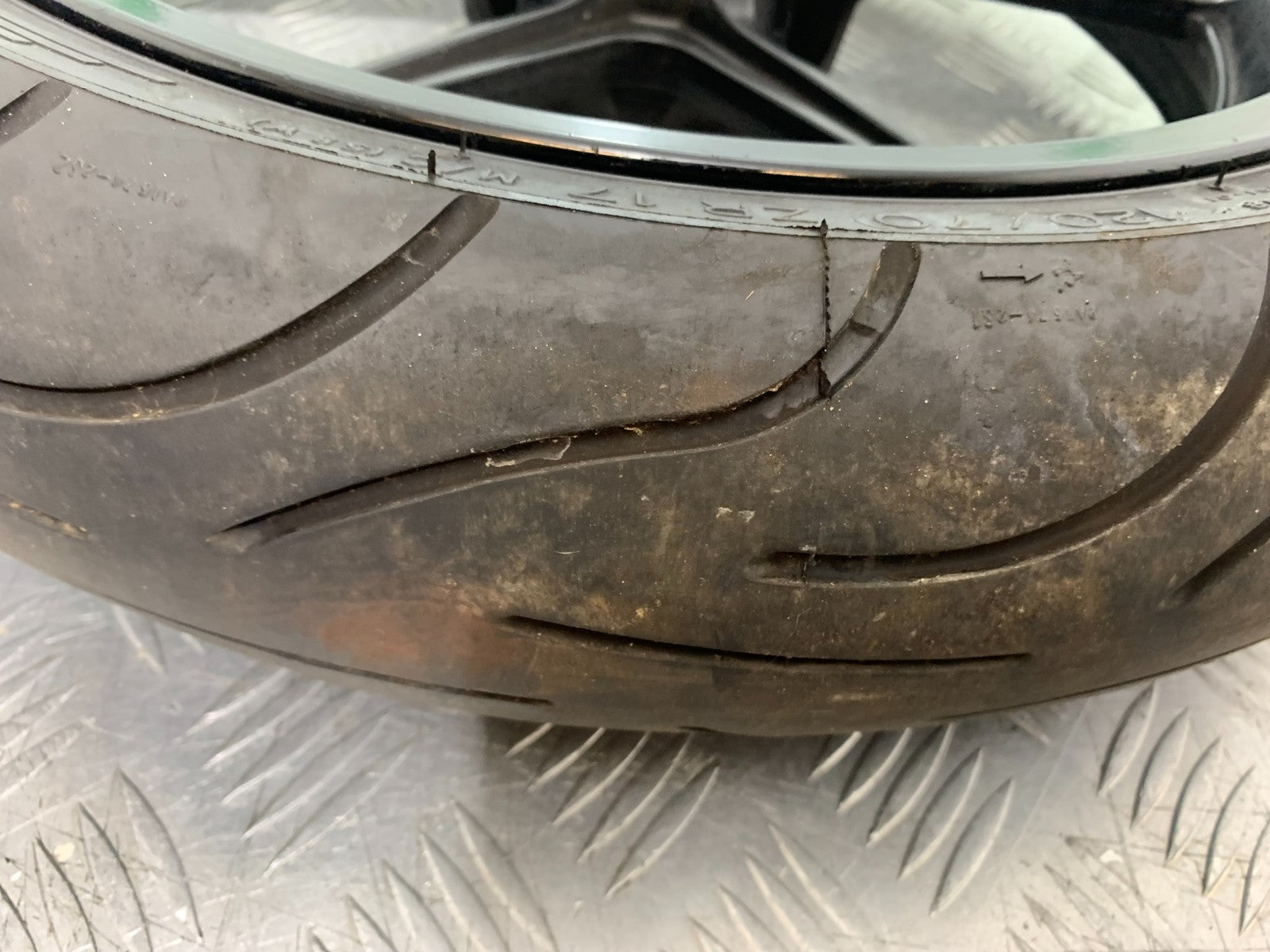 KAWASAKI ZX10R ZX10 R FRONT WHEEL (GOOD TYRE)  2008-2010 (CMB1301)