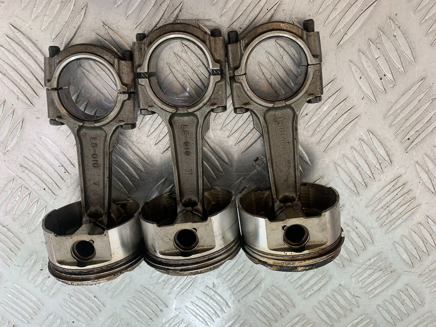 TRIUMPH 955i SPRINT ST CON RODS & PISTONS  YEAR 1999-2004 (STOCK 735)