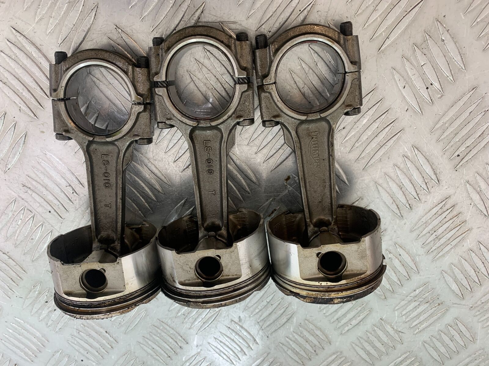 TRIUMPH 955i SPRINT ST CON RODS & PISTONS  YEAR 1999-2004 (STOCK 735)