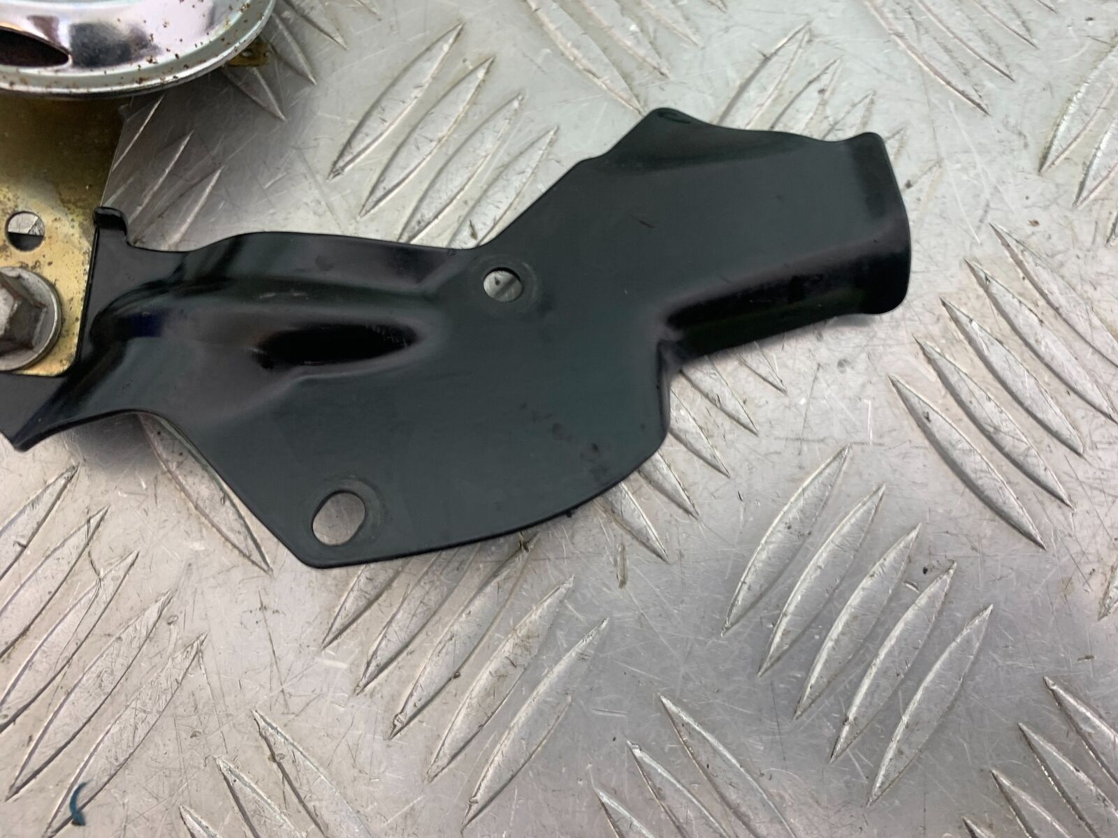 TRIUMPH THUNDERBIRD 1600 HORN AND BRACKET  YEAR 2011 (CMB1107)