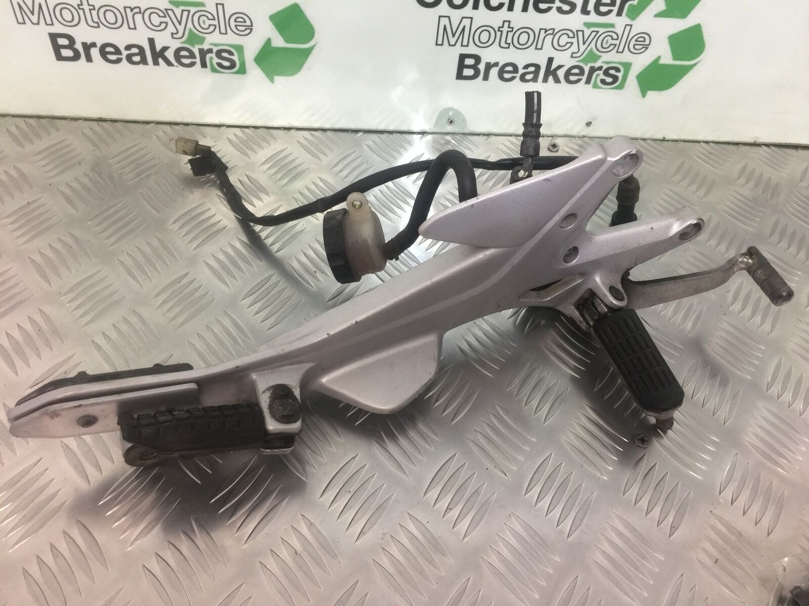 HONDA CBF500 CBF 500 RIGHT HANGER AND PEGS  YEAR 2004-08 (STOCK 917)