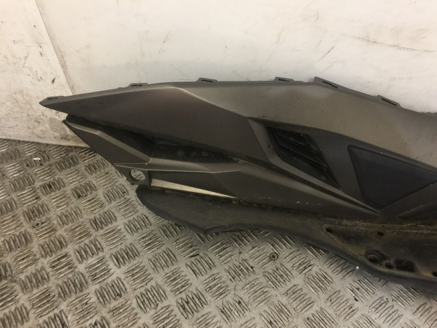 KAWASAKI J300 J 300 RIGHT FOOTBOARD  YEAR 2015 (STOCK 711)
