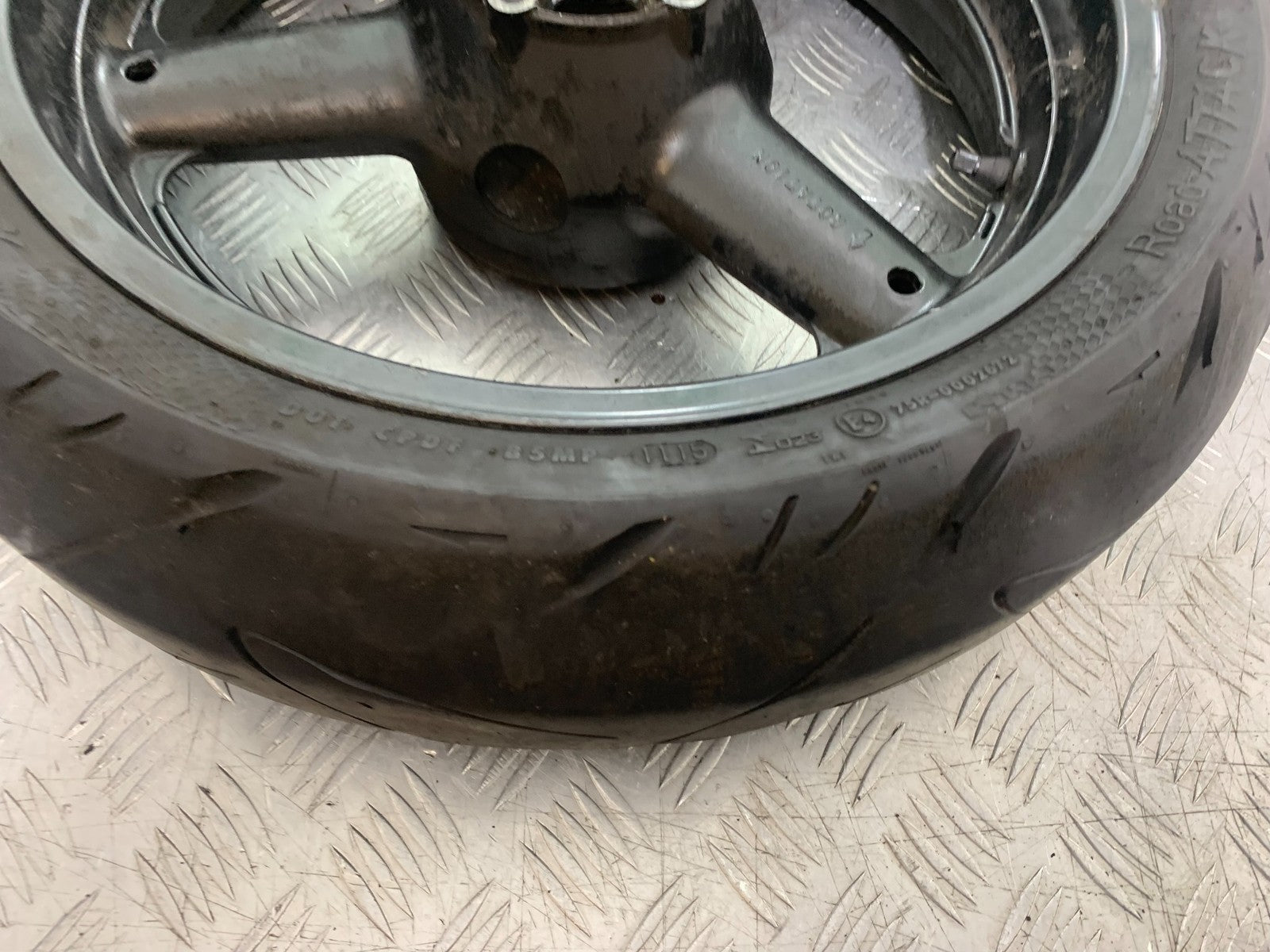 SUZUKI GSF600 GSF 600 BANDIT REAR WHEEL   2000-2004 (CMB1269)