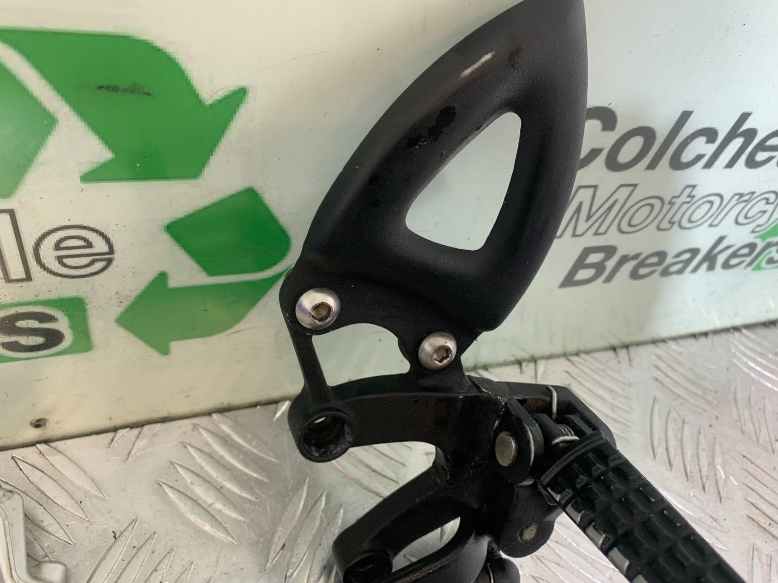 TRIUMPH 1050 SPEED TRIPLE FRONT LEFT HANGER  YEAR 2005-2007 (CMB1322)