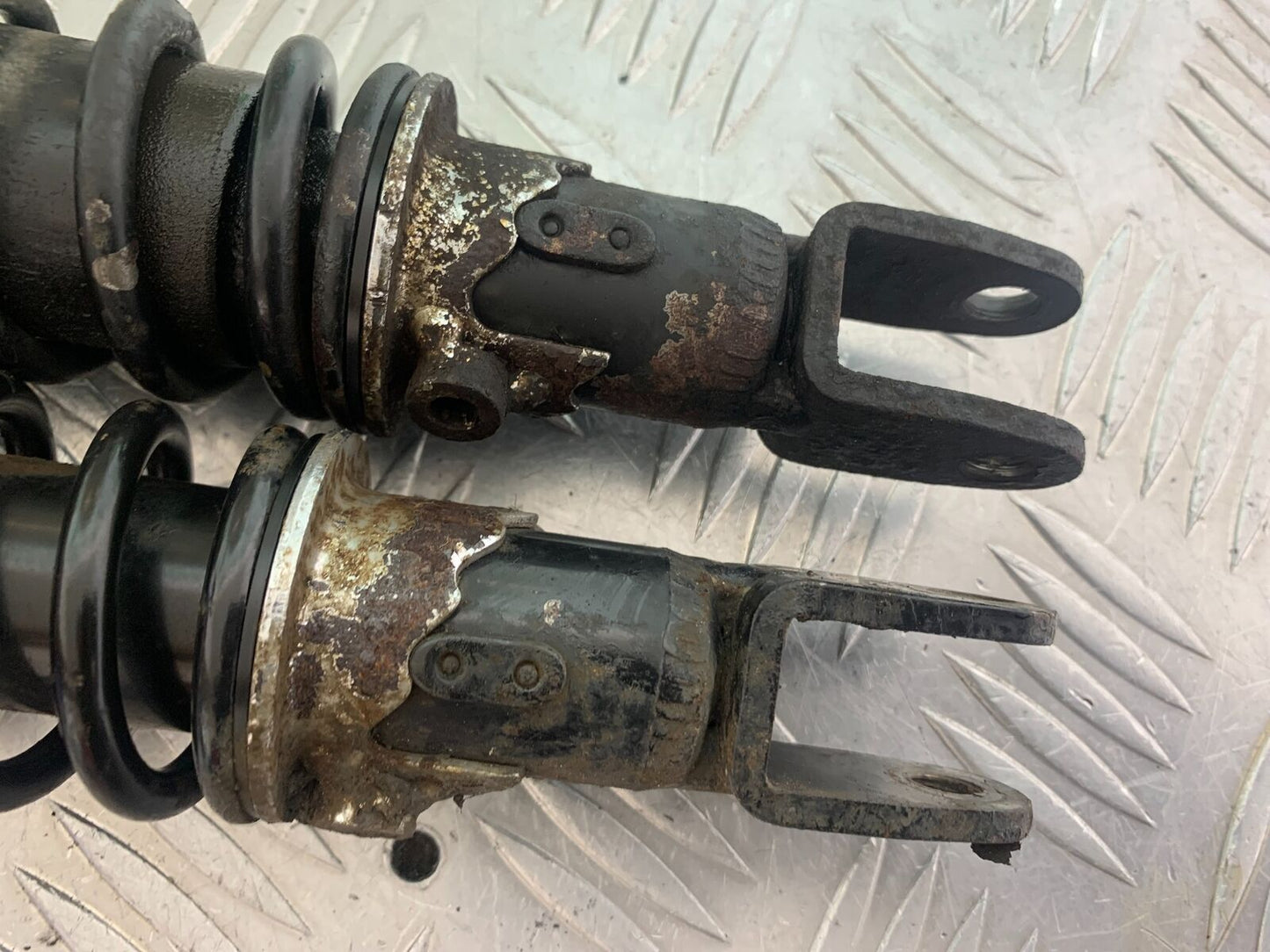 SUZUKI AN 200 UN 200 BURGMAN REAR SHOCKS  YEAR 2007-09 (CMB1128)