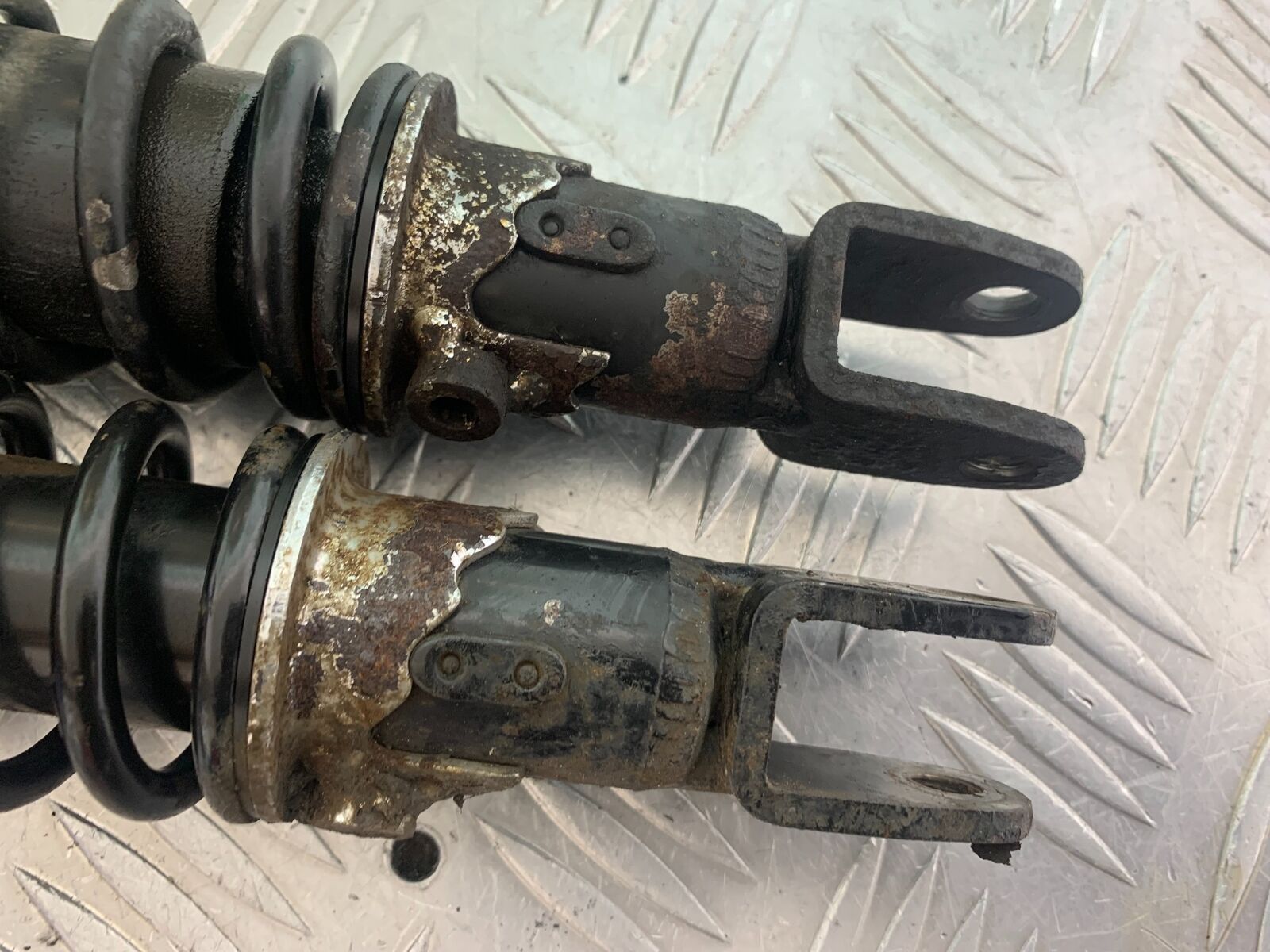 SUZUKI AN 200 UN 200 BURGMAN REAR SHOCKS  YEAR 2007-09 (CMB1128)