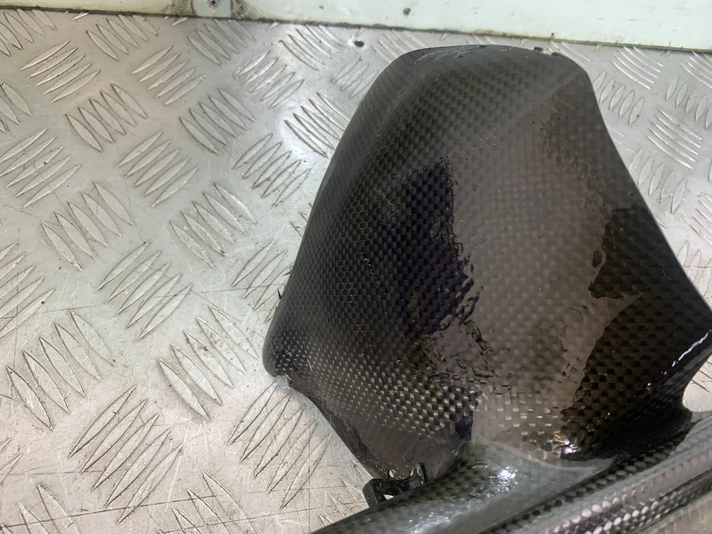 DUCATI 996 SPS 748 916 998 CARBON HUGGER (DAMAGED)  1999-2000 (CMB1209)