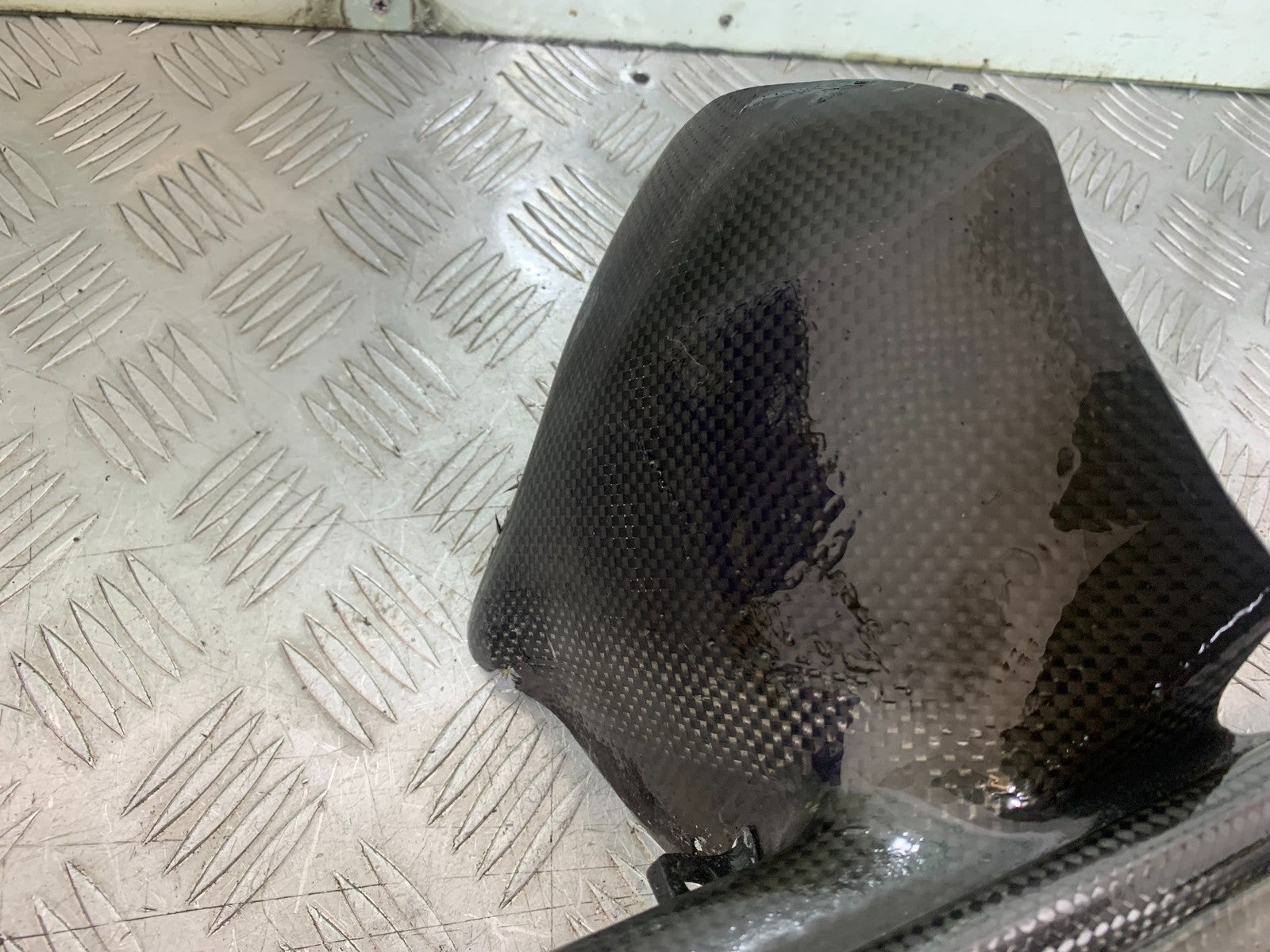 DUCATI 996 SPS 748 916 998 CARBON HUGGER (DAMAGED)  1999-2000 (CMB1209)