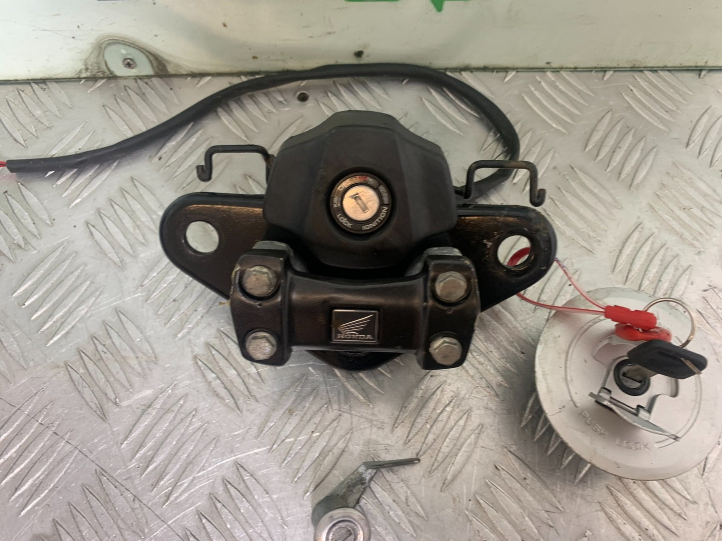HONDA CBF125 CBF 125 LOCK SEAT AND KEY  YEAR 2009-14  (CMB1172)