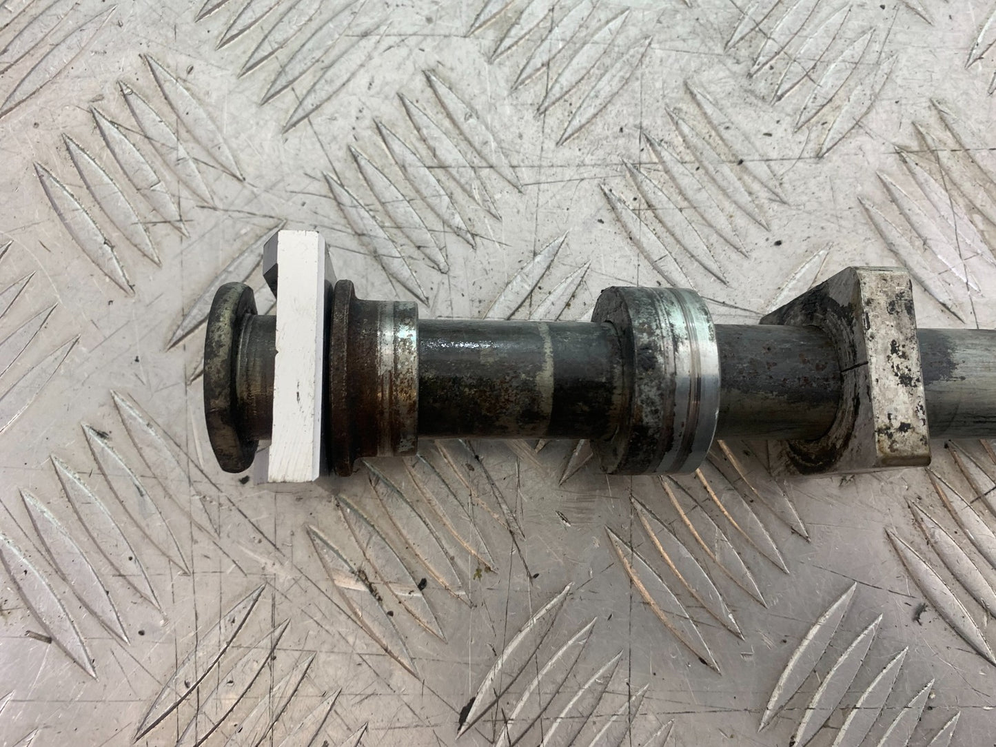 KAWASAKI ZX9R ZX9 E1 REAR WHEEL SPINDLE  YEAR 2000-01 (CMB1171)