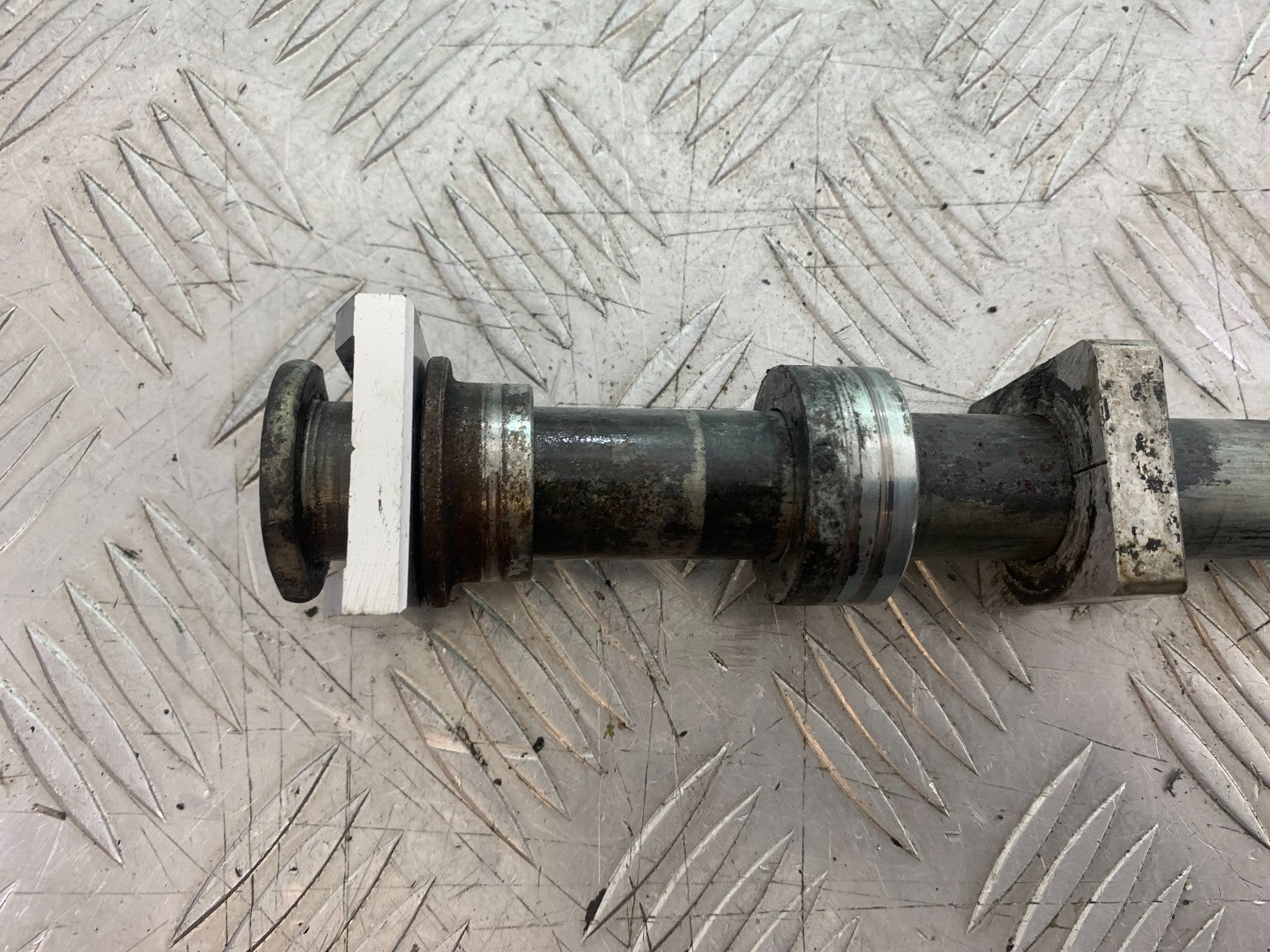 KAWASAKI ZX9R ZX9 E1 REAR WHEEL SPINDLE  YEAR 2000-01 (CMB1171)