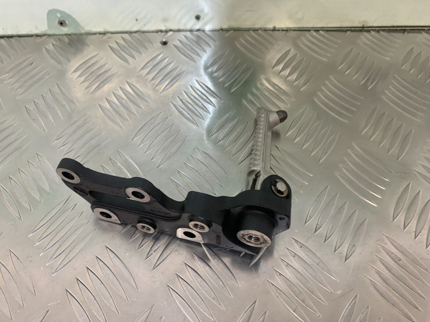 TRIUMPH SPEED TRIPLE R 1050 FRONT LEFT HANGER AND PEG   YEAR 2014 (STOCK 934)